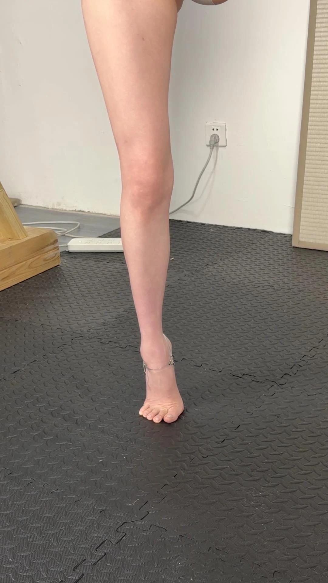 客户定拍裸足单脚垫脚罚站