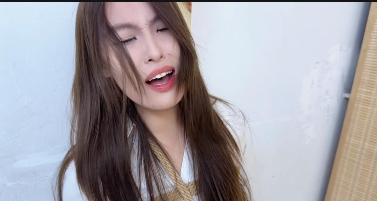 老虎凳上的苏苏 接受挠痒折磨 玩脚 蒙眼 肉丝 鞭打