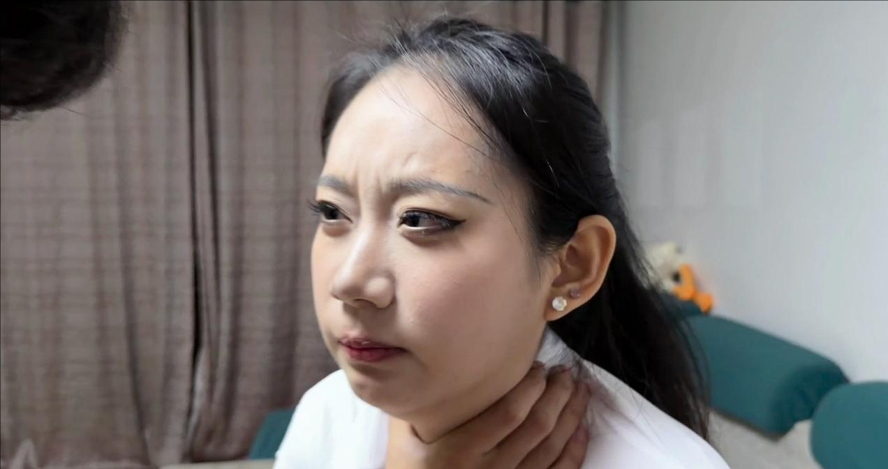 白袜女超人战斗篇 白袜女超人被男人摁在地上摩擦 使用电光眼激光打败男人