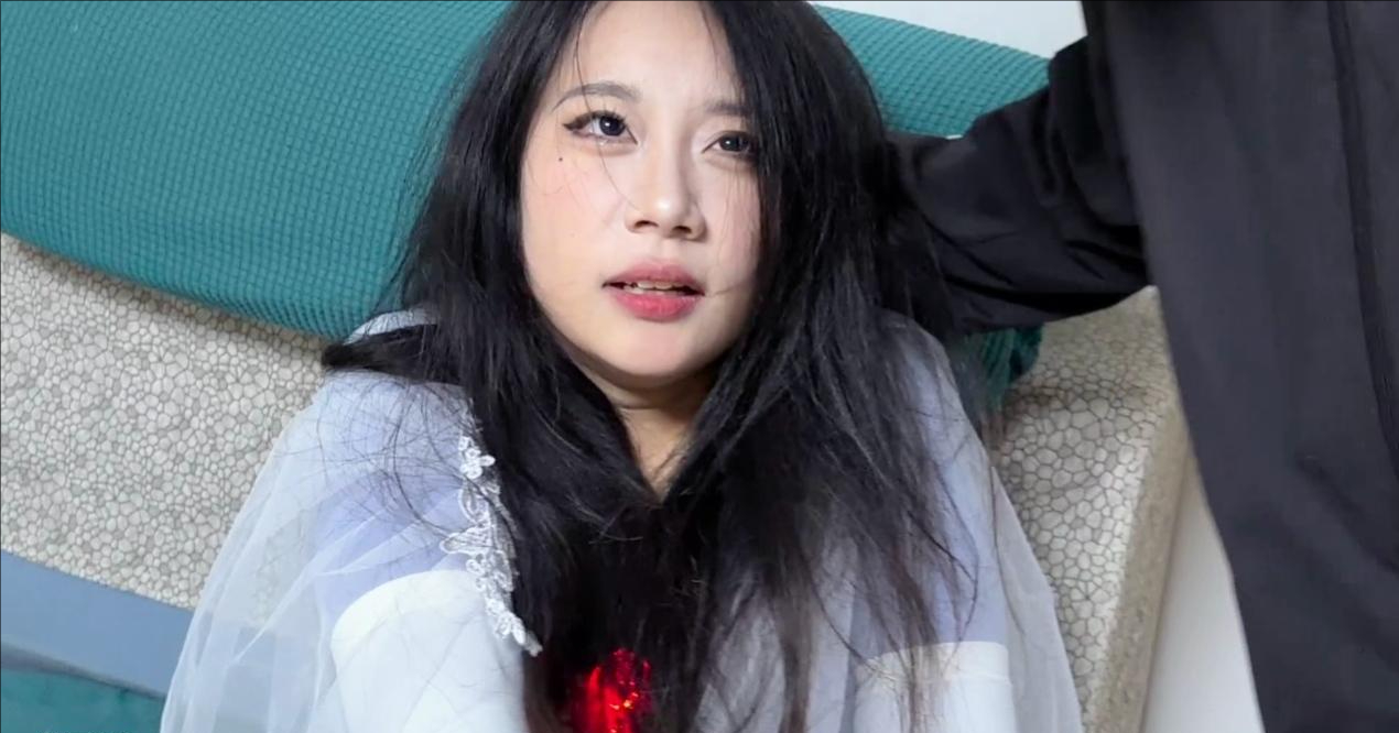 白袜女超人战斗篇 白袜女超人被男人摁在地上摩擦 使用电光眼激光打败男人