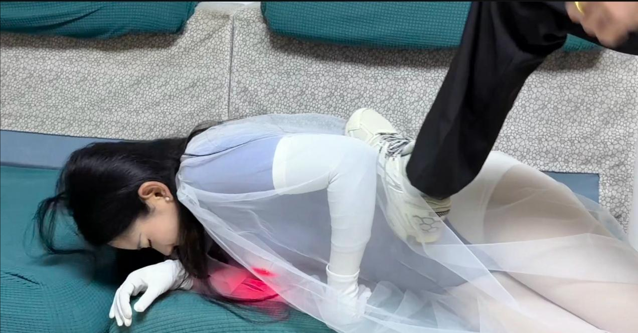 白袜女超人战斗篇 白袜女超人被男人摁在地上摩擦 使用电光眼激光打败男人