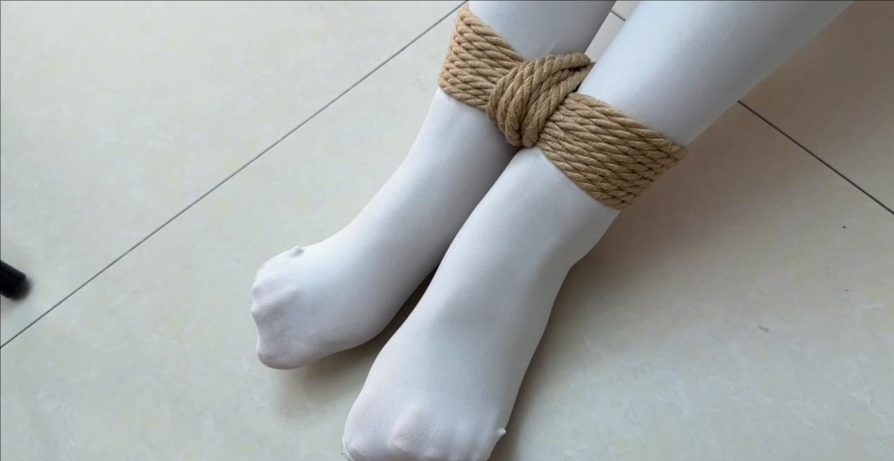 脸蛋绝了 极品女友 坏蛋入室隐藏 被发现后与思琪争吵 坏蛋将思琪捆绑挣扎